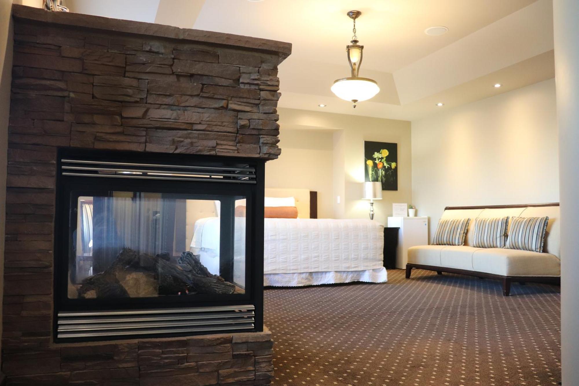 Westmount River Inn Calgary Room photo